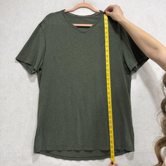 Lululemon Shirt Mens Large Green V-Neck Short Sleeve Athletic Performance Casual - Picture 2 of 6